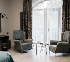 Вилла с балконом и с красивым видом из окна в Residence Village