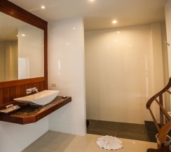 Вилла с балконом в Howard Johnson by Wyndham Phuket Naiyang