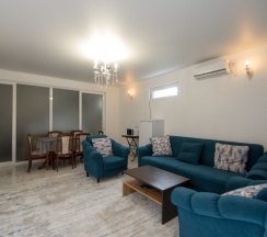 Четырёхместные апартаменты с балконом и с красивым видом из окна в Rodnik village&SPA