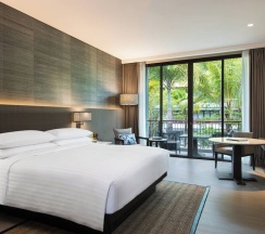 Двухместный номер с балконом и с видом на сад двуспальная кровать в Phuket Marriott Resort And Spa, Nai Yang Beach