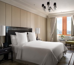 Номер люкс делюкс с 1 двуспальной кроватью в Four Seasons Hotel Moscow
