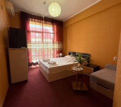 Трёхместная комната с балконом в Л Этуаль