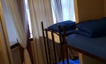 Кровать в общем номере (женский номер) с красивым видом из окна в Купе