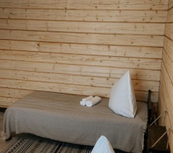 Трехместный номер с двуспальной и односпальной кроватью в Шум ручья