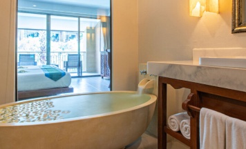 Двухместный номер Superior с видом на бассейн двуспальная кровать в Отель Rawai Palm Beach Resort