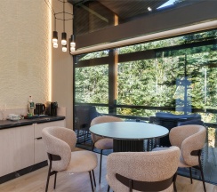 Шале на берегу вулканической реки в Кунашир резорт и СПА