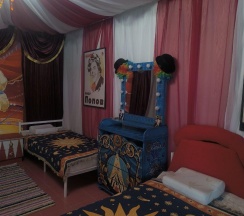 Кровать в 4-местном общем номере Чаплин в Дом Радости