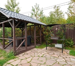 Коттедж с террасой и уличным джакузи в Ялкала