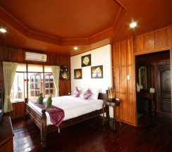 Двухместное бунгало Superior с видом на бассейн двуспальная кровать в Tharathip Resort