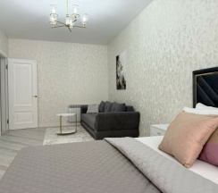 Современная студия с панорамными окнами и видом на озеро в Как Дома 05