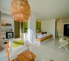 Двухместный семейный номер Deluxe с видом на горы в Sino House Phuket Hotel
