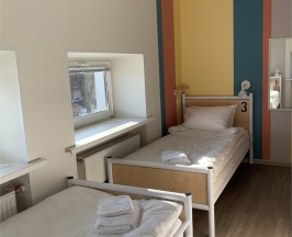 Кровать в женском 4-местном номере с общей ванной комнатой в Форвикс