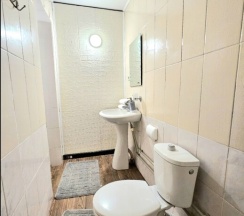 Стандартный трехместный номер с балконом в Sea key Семейный апарт Отель Уют