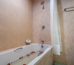 Двухместный полулюкс с балконом двуспальная кровать в Karon Princess Hotel