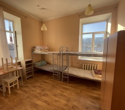 Кровать в общем номере с красивым видом из окна в Staffhostel