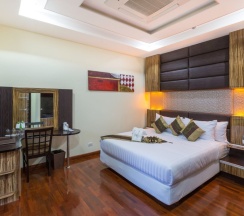 Двухместный Bungalow Suite с балконом и с видом на бассейн двуспальная кровать в Отель Royal Beach Boutique Resort & Spa