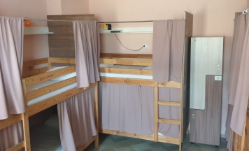 Кровать в восьмиместном номере в Maestro Hostel