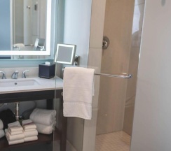 Двухместный номер с видом на реку 2 отдельные кровати в The Cotton Sail Hotel, Tapestry Collection By Hilton