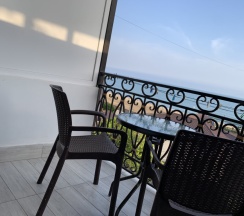 Четырёхместный номер Standard с балконом и с видом на город в Ривьера