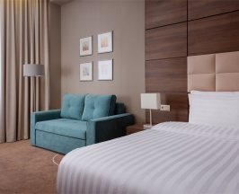 Номер Junior Room с большой двуспальной кроватью и диваном в Movenpick Resort&SPA Anapa Miracleon