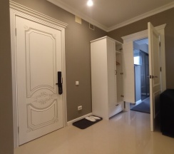 Апартаменты со спальней, кухней и гостиной в Hoffman residence