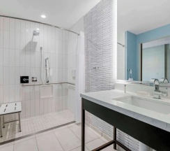 Четырёхместный номер Standard в Cambria Hotel Austin Downtown