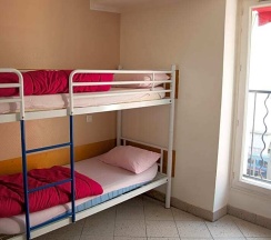 Кровать в общем номере в Bastille Hostel