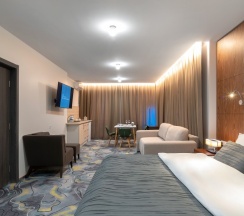 Апартаменты люкс с балконом для 5 гостей в V Hotel&Rooftop lounge