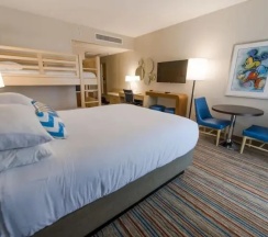 Четырёхместный номер в Howard Johnson by Wyndham Anaheim Hotel and Water Playground