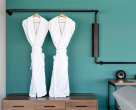 Номер Executive с большой двуспальной кроватью в Novotel Vladivostok