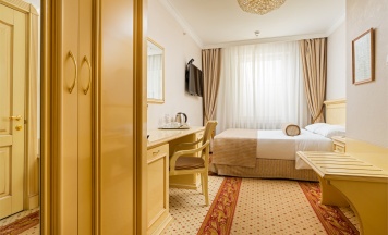Номер первой категории КВИН (вид на стену) в Rimar Hotel Krasnodar