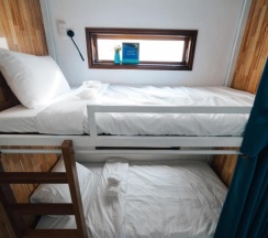 Кровать в общем номере в A Mze House