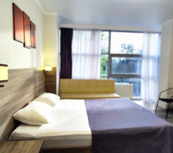 Люкс с балконом и с красивым видом из окна в Camelia