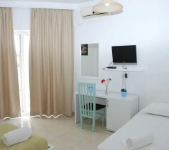 Двухместный номер Standard с балконом и с видом на море двуспальная кровать в Hotel Saranda