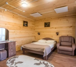 Коттедж с балконом и с видом на озеро в Горное озеро