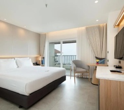 Двухместный номер Deluxe с видом на море двуспальная кровать в Jomtien Thani Hotel