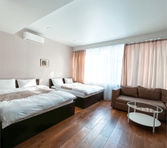 Семейный номер с двумя двуспальными кроватями и диваном в Vladi Stay