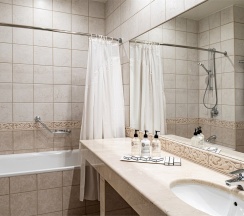 Номер Делюкс с одной большой кроватью и диван-кроватью в Petro palaсe hotel