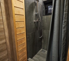 Двухместный коттедж с красивым видом из окна двуспальная кровать в Aframe-Village