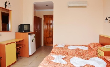 Двухместный номер Standard с видом на бассейн двуспальная кровать в Side Kervan Hotel