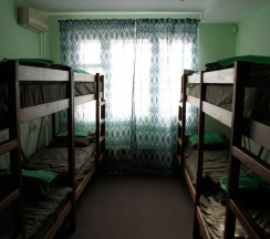 Кровать в общем номере в Фикус