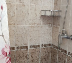 Трехместный номер с двуспальной и односпальной кроватями в Диана