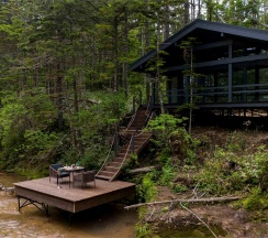 Шале на берегу вулканической реки в Кунашир резорт и СПА