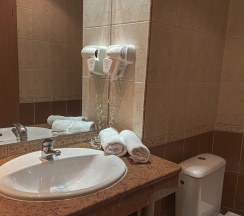 Двухместный номер Standard с балконом и с видом на парк двуспальная кровать в Helios Spa
