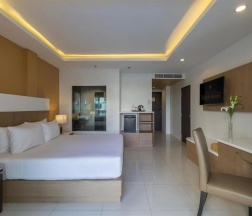 Двухместный номер Deluxe с видом на бассейн двуспальная кровать в Chanalai Hillside Resort, Karon Beach