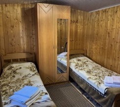 Двухместный номер эконом-класса с 2 односпальными кроватями и общей ванной комнатой в Лотос