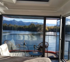 Двухместный номер Superior с балконом и с видом на озеро двуспальная кровать в Теплые озера