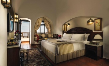 Двухместный номер Deluxe с панорамным видом на море двуспальная кровать в Mövenpick Resort Sharm El Sheik Naama Bay