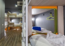 Кровать в общем номере (женский номер) двуспальная кровать в iSanook Hostel