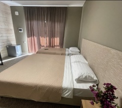 Трёхместный номер Classic с балконом в Абаза